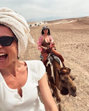 Francesca Valtorta Instagram - Lawrence d’Arabia e la sua ancella passeggiano agilmente nel deserto. 
Starring @edvige_l 

#deserto #cammello #trip #travel #marocco #marrakech #friends #love #happy #francescavaltorta