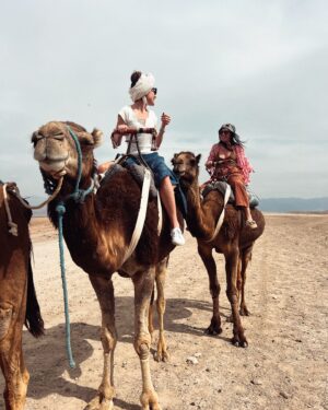 Francesca Valtorta Instagram - Lawrence d’Arabia e la sua ancella passeggiano agilmente nel deserto. 
Starring @edvige_l 

#deserto #cammello #trip #travel #marocco #marrakech #friends #love #happy #francescavaltorta
