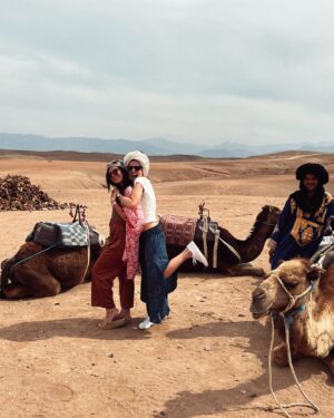 Francesca Valtorta Instagram - Lawrence d’Arabia e la sua ancella passeggiano agilmente nel deserto. 
Starring @edvige_l 

#deserto #cammello #trip #travel #marocco #marrakech #friends #love #happy #francescavaltorta