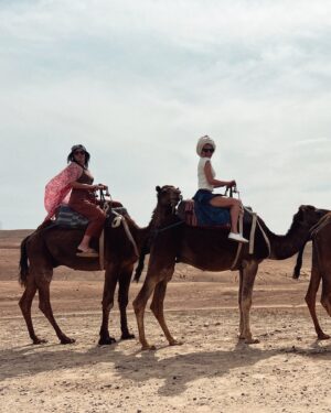 Francesca Valtorta Instagram - Lawrence d’Arabia e la sua ancella passeggiano agilmente nel deserto. 
Starring @edvige_l 

#deserto #cammello #trip #travel #marocco #marrakech #friends #love #happy #francescavaltorta