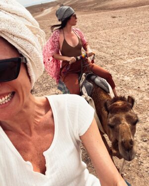 Francesca Valtorta Instagram - Lawrence d’Arabia e la sua ancella passeggiano agilmente nel deserto. 
Starring @edvige_l 

#deserto #cammello #trip #travel #marocco #marrakech #friends #love #happy #francescavaltorta