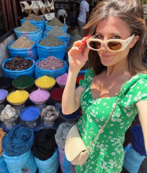 Francesca Valtorta Instagram - Due povere pazze vestite come se fossero a Saint Tropez si aggirano per Marrakech 💙💚
Resoconto della prima giornata.
@edvige_l 

#travel #happiness #friends #marrakech #francescavaltorta