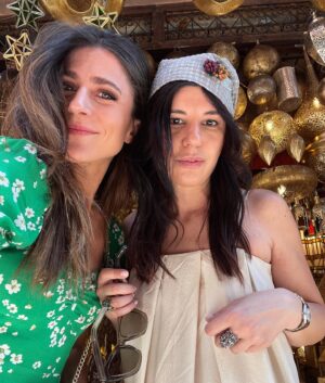 Francesca Valtorta Instagram - Due povere pazze vestite come se fossero a Saint Tropez si aggirano per Marrakech 💙💚
Resoconto della prima giornata.
@edvige_l 

#travel #happiness #friends #marrakech #francescavaltorta