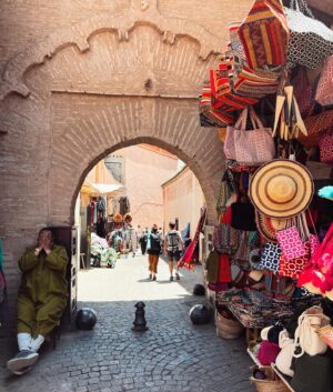 Francesca Valtorta Instagram - Due povere pazze vestite come se fossero a Saint Tropez si aggirano per Marrakech 💙💚
Resoconto della prima giornata.
@edvige_l 

#travel #happiness #friends #marrakech #francescavaltorta