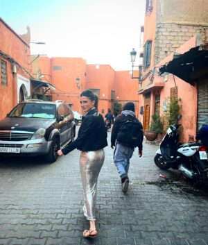 Francesca Valtorta Instagram - Due povere pazze vestite come se fossero a Saint Tropez si aggirano per Marrakech 💙💚
Resoconto della prima giornata.
@edvige_l 

#travel #happiness #friends #marrakech #francescavaltorta