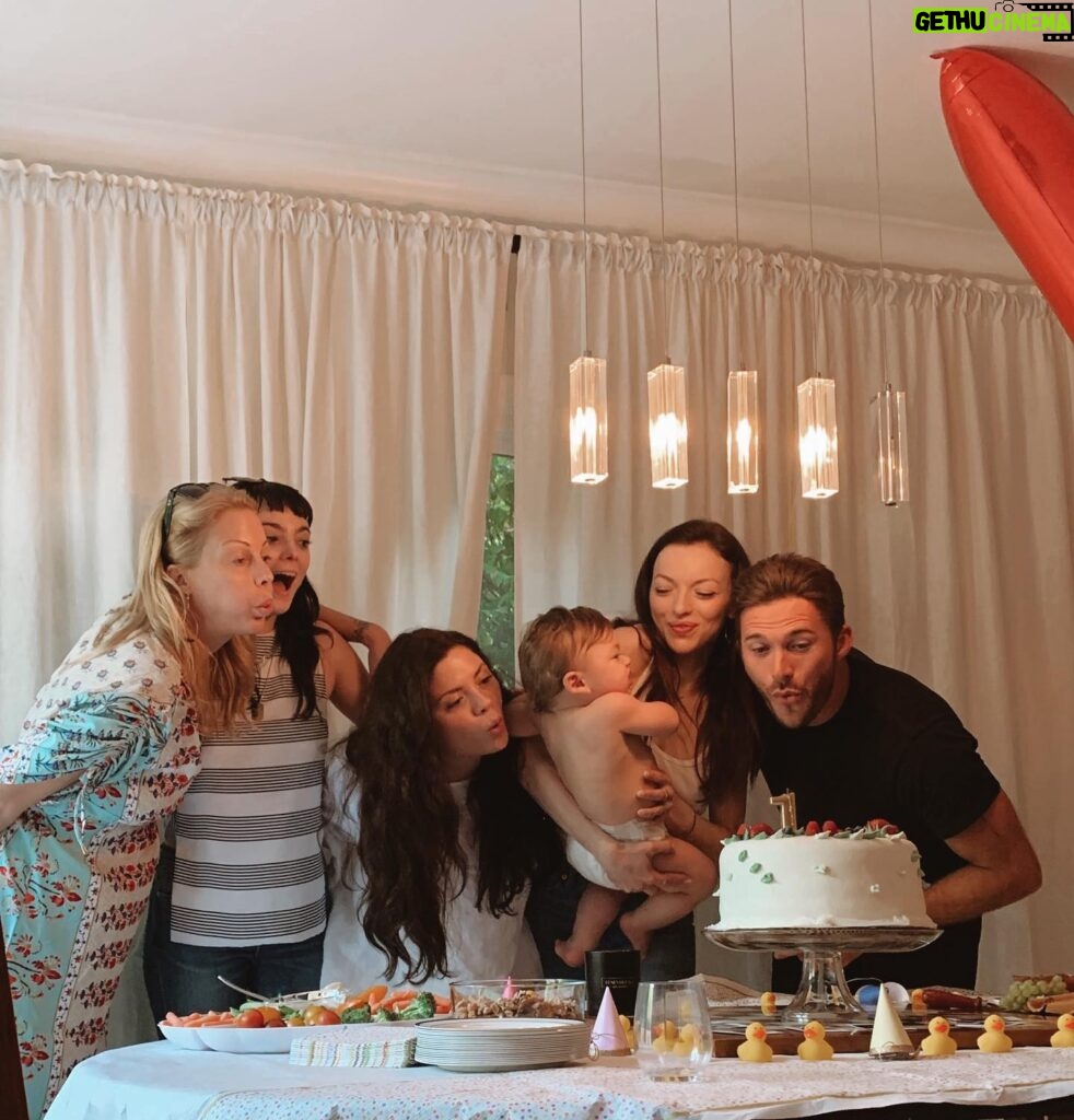 Francesca Eastwood Instagram - 1 year with the best aunties uncle and cousin ♥️