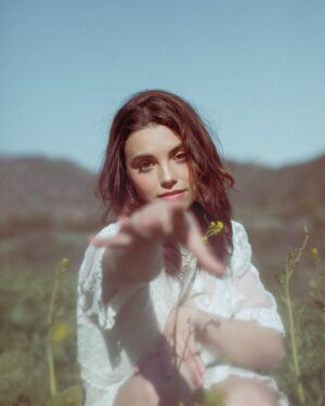 Francesca Reale Instagram - This shoot made me want to take up gardening.. I have no idea why. Anyway more from my afternoon with @macksfilms and @momosmua !🍃🌻🌾