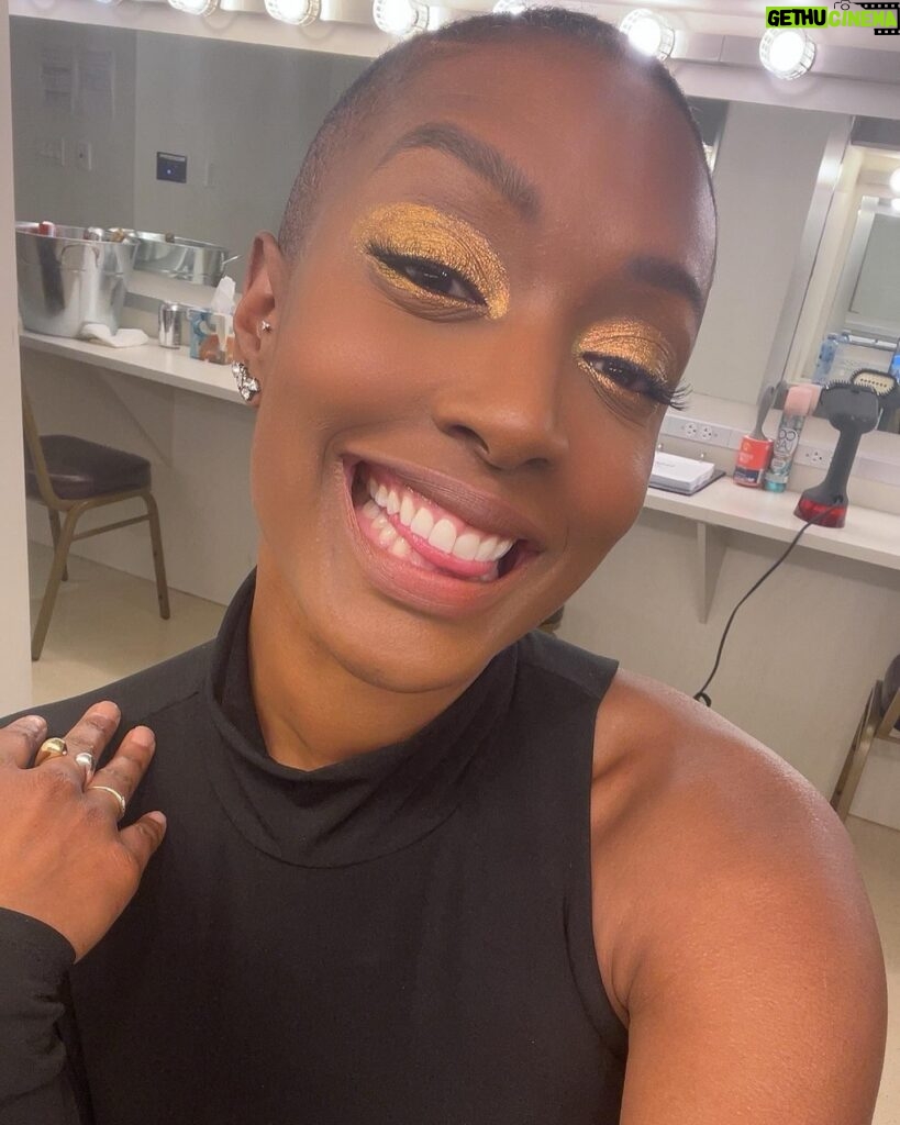 Franchesca Ramsey Instagram - My #VanityFairOscarParty lewk was peak #budgetbouge we tightening the purse strings a bit, which means doing my own makeup & shopping my own closet but still lookin cute okeeee 💅🏾 *swipe* for my inspo & the full fit ✨ - eyes: @danessa_myricks @danessamyricksbeauty colorfix foils: nightcap gilded lip: @danessa_myricks groundwork defining neutrals palette @mentedcosmetics brand nude dress: @cinqasept found on @ebay bag: @jw_anderson purchased 2nd hand on @therealreal bawdy: @slayathletic 💪🏾