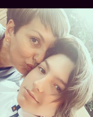Francisca García-Huidobro Instagram - Y así no más pasaron 15 años!!!
Este precioso niño nos tuvo engañados más de 5 meses...se llamaba “Amelia”; si, tal cual...en la semana 20 o 21 (no recuerdo bien) nos dijeron: pero si es un niño!!! Ahí quedamos con JC, sin entender mucho. Desde ese día hasta que nació le dijimos “Huevito” porque no teníamos planeado un nombre para el.
El 19/11/2005 después de muuuuuchas horas intentando él salir y yo haciendo mi mejor esfuerzo hubo que hacer una cesárea más o menos urgente....era un sábado a las 10pm y aún no sabíamos cómo se iba a llamar. Por ser cesárea su papá lo vio primero y recuerdo perfecto cuando le pregunté: cómo se llama??? Y con toda la certeza del mundo me dijo “se llama Joaquín “
Ese Joaquín hoy cumple 15 años y ese niño (me va a odiar por decirle niño) es lo mejor y lo único realmente importante que he hecho en mi vida.
Estoy emocionada, agradecida pero por sobretodo orgullosa de ser tu mamá.
Y no importa cuantos años cumplas.....siempre, pero siempre serás mi DELICIA❤️ 
FELIZ CUMPLEAÑOS @akajuniorrr 
@jcrodriguezoriginal