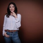 Francisca Gavilán Instagram - Mercedes Sagredo. Mi nuevo personaje en “Al Sur del Corazón”🫀🍃❤️ @mega.tv @teleseries_mega Cómo se imaginan a este personaje??? 1 pista 🕵🏻‍♀️: es la dueña de la hermosa hostería “El Abrazo Sureño” junto a su marido Juan Álvarez y su hijo Óscar @simonbeltran_oficial en Puerto Octay Lxs leo 🙋🏻‍♀️❤️🍃 #alsurdelcorazón #puertooctaychile #telenovela #actriz #meche #sur #grabaciones