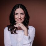 Francisca Gavilán Instagram - Mercedes Sagredo. Mi nuevo personaje en “Al Sur del Corazón”🫀🍃❤️ @mega.tv @teleseries_mega Cómo se imaginan a este personaje??? 1 pista 🕵🏻‍♀️: es la dueña de la hermosa hostería “El Abrazo Sureño” junto a su marido Juan Álvarez y su hijo Óscar @simonbeltran_oficial en Puerto Octay Lxs leo 🙋🏻‍♀️❤️🍃 #alsurdelcorazón #puertooctaychile #telenovela #actriz #meche #sur #grabaciones