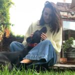 Francisca Gavilán Instagram - Rosa, hermosa perrita amada, llegaste en el momento mas oportuno de nuestras vidas hace 12 años, te fuiste en el momento menos esperado, pero llena de amor y acompañada de nosotros, gracias, gracias por todo 🌹fuiste una gran perra, compañera fiel de mis hijos y mía , del Vali también. Te echaremos mucho de menos, te amamos Rosa, La Rosa 🥹❤️❤️❤️‍🩹 Logramos ser buenas viejas amigas 💫✨♾️ Buen viaje Rosita……… Fotos de los niños Joaquín y Simón y mías.