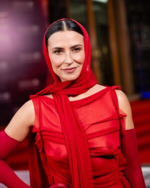 Francisca Gavilán Instagram - Fotos oficiales de @premioscaleuche Nuestra fiesta de premiación de @somoschileactores ♥️♥️ 
Lo pasamos hermoso! 
@esperanzasilvas Gracias Totales!
Felicitaciones a las y los ganadores!! 

En el carrusel @valigavilan mi padre
@blancalewin @su_hidalgo @taglemarcial @juangillmore 

“Payita” Miria Contreras Bell. 
Los Mil Días de Allende 
@paroxproductora 

Gracias por el registro 
📸 Alejandra Oehninger 

Estilismo @fims.cl 
Maquillaje y pelo @anagaubert 
@b_art_talent_management 💥