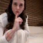 Francisca Gavilán Instagram - IMPROVISANDO canto 2. 🔥Que difícil!!! Que preciosidad de canción de Natalia Lafourcade, “Soledad y el Mar” @natalialafourcade con amor siempre… yo imperfecta, incorrecta y gozando… @su_hidalgo gracias por mostrármela, luego la cantamos juntas. 🌺❤️🌊 #actriz #cantante #music #cantar #amigas #impro