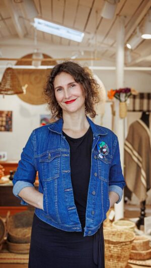 Francisca Imboden Instagram - ✨ Los elegidos de Francisca Imboden 🎙️

La actriz @francaimboden tiene una conexión con las artesanías desde su infancia: “Mi casa en Viña del Mar, donde aún viven mis papás, es un poco como una feria de artesanía”.

📍 Nos juntamos con ella en el pueblito de @centrolosdominicos, en la comuna de Las Condes, otro lugar común de su niñez artesanal, ubicado a pasos del metro Los Domínicos 👧🏽

Al conocer la tienda de Fundación @artesaniasdechile, eligió sus tres piezas favoritas especiales para decorar su hogar -disponibles en nuestras tiendas físicas y online-. ¡Descúbrelas! 

 😉 Te invitamos a leer la entrevista completa en el link del perfil de @artesaníasdechile 🔗

Realizadora: @lygonz