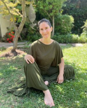 Francisca Imboden Instagram - Me encanta la belleza de la simpleza que tiene @sagrada.online , permite el movimiento cómodo tanto para la vida diaria como para la práctica de Yoga, sin dejar de resaltar mi femenino. Además tienen una postura sustentable, correspondiente con la moda lenta y consciente. Y se preocupan de la reinserción a través de talleres en la Cárcel de Mujeres, y luego como vitrina de los mismos. Me emociona y anima, descubrir cada vez más personas despiertas que construyen desde distintos ámbitos, un mundo más luminoso.  Gracias Claudia por tu emprendimiento! 🌟👏🏼🌟👏🏼🌟 #algodón #productochileno🇨🇱 #reinserciónsocial #pyme #emprendimiento #mujeremprendedora