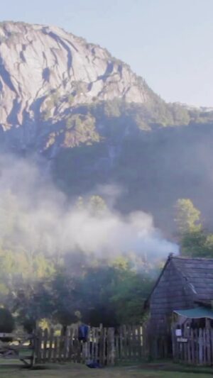 Francisca Imboden Instagram - ¿Sabías que el Valle de Cochamó no está protegido? (Y no lo ha estado bajo ningún gobierno… para que no le echan la culpa a ninguno en particular, sino a nuestras prioridades en general…🙏🏼)

A pesar de su alto valor natural, cultural y turístico, el valle de Cochamó aún no cuenta con ningún tipo protección oficial, lo que lo hace vulnerable a distintas amenazas como el desarrollo inmobiliario y el turismo descontrolado.

Es por esta razón que organizaciones locales y personas amantes del valle han cuidado este lugar y gestionado la entrada de los miles de turistas que cada verano visitan sus atractivos y hoy están trabajando para avanzar en la creación de un Santuario de la Naturaleza para Cochamó. 

Un Santuario reconoce los valores ambientales y culturales y logra conciliar el cuidado de la naturaleza con los modos de vida de los habitantes del lugar. 

Queremos Santuario de la Naturaleza Valle Cochamó para seguir protegiendo un tesoro natural y cultural único.

#somossantuariocochamo

#somossantuariocochamo #tesorogeologico #granitosdecochamo #cochamo #vallecochamo #santuarioschile #vallelajunta #cochamovalley #patagonia #patagonianorte #patagoniaverde

 @gio_moreiraa @dpr_loslagos @gobiernodechile @goreloslagos @loslagosbbnn @patriciovallespingobernador @destino_cochamo @municochamo @bienesnacionales @economialoslagos @seremimmalagos @mmachile @javieratoroc