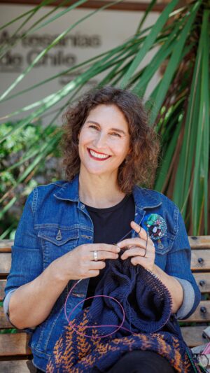 Francisca Imboden Instagram - 🎙️ Entrevistamos a @francaimboden luego de descubrir que es fanática de Fundación @artesaniasdechile 🫶

📍 Nos juntamos en la tienda de la fundación en el @centrolosdominicos para preguntarle sobre su faceta desconocida ligada a la artesanía: mantiene un pequeño emprendimiento donde teje a pedido.

“En las esperas entre grabaciones, tejer me sirve como terapia”, nos contó 🧶🧣

💫 Muchas gracias Francisca por siempre preferir piezas creadas a mano por cultores del territorio y por compartirnos un pedacito de tu historia de vida. 

Te invitamos a leer la entrevista completa en el link de nuestro perfil 🔗💬

Realización audiovisual: @lygonz