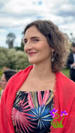 Francisca Imboden Instagram - Cristinita Moya Original cacharpeada para el matri, en los ojos de mi adorado y poético casihijo @simonpesuticn 💗 (te puse un tema 🤣) @laleydebaltazartv @teleseries_mega Agradecidísima de haber interpretado a esta chispeante mujeraza. 🎯