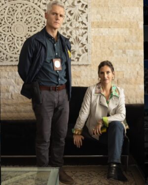 Francisca Imboden Instagram - Un recuerdo agradecido de haber encarnado a la Fiscal Soraya Jadue, junto al detective Bozo y a un equipo fantástico en “Baby Bandito” @netflixchile @fabula_prod ✨✨✨