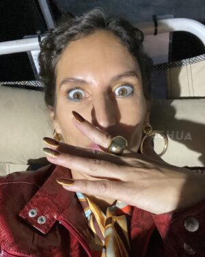 Francisca Imboden Instagram - Un recuerdo agradecido de haber encarnado a la Fiscal Soraya Jadue, junto al detective Bozo y a un equipo fantástico en “Baby Bandito” @netflixchile @fabula_prod ✨✨✨