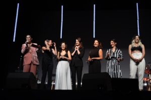 Francisca Imboden Instagram - Algunas del maravilloso Concierto a Beneficio de las Víctimas del Incendio de Viña del Mar. Un regalo haber sido parte en la animación (con un pichintún de standup), y haber gozado escuchando cantar a este grupo de talentos@s! Se pasaron! 👏🏼👏🏼👏🏼👏🏼👏🏼👏🏼 Gracias @culturacap @loscontadores #NatiGrez y @teatro_nescafe !! @emilianoguera @montseballarin @viviannedietz @josefinafiebelkorn @carmenengloriabresky @franwalk @joseantonioraffo @gabrielcanasg @gaburzua @matiasoviedobanda @jotapeortega @gustavosanmartinc @mariaomegnaoficial @dayanaamigo @palomamoreno @varletazo @marianaloyolaruz @paola.volpato.martin