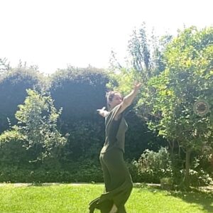 Francisca Imboden Instagram - Me encanta la belleza de la simpleza que tiene @sagrada.online , permite el movimiento cómodo tanto para la vida diaria como para la práctica de Yoga, sin dejar de resaltar mi femenino. Además tienen una postura sustentable, correspondiente con la moda lenta y consciente. Y se preocupan de la reinserción a través de talleres en la Cárcel de Mujeres, y luego como vitrina de los mismos. Me emociona y anima, descubrir cada vez más personas despiertas que construyen desde distintos ámbitos, un mundo más luminoso.  Gracias Claudia por tu emprendimiento! 🌟👏🏼🌟👏🏼🌟 #algodón #productochileno🇨🇱 #reinserciónsocial #pyme #emprendimiento #mujeremprendedora