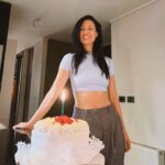 Francisca Valenzuela Instagram - muchas gracias por tanto amor y cariño cumpleañero 💕🥹 me siento feliz y fluyendo y muy muy agradecida de la vida. encontrando cositas ricas sabrosas bonitas y profundas. les mando mucho amor y cariño a todxs ustedes a través de este post 💋💋🙏🙏y gracias a mis queridxs amigxs por las tortas y pasteles y cantadas 🎂🎂♥️♥️