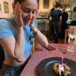 Francisca Valenzuela Instagram - muchas gracias por tanto amor y cariño cumpleañero 💕🥹 me siento feliz y fluyendo y muy muy agradecida de la vida. encontrando cositas ricas sabrosas bonitas y profundas. les mando mucho amor y cariño a todxs ustedes a través de este post 💋💋🙏🙏y gracias a mis queridxs amigxs por las tortas y pasteles y cantadas 🎂🎂♥️♥️