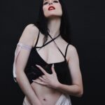 Francisca Valenzuela Instagram - prender fuego a la que dicen que hay que ser y del fuego renacer ❤️‍🔥 JUGANDO CON FUEGO. YA DISPONIBLE ❤️‍🔥