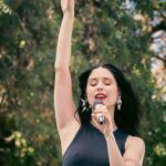 Francisca Valenzuela Instagram - piano, mi voz y las voces de ustedes 💖 🎹bello concierto en parque o higgins de santiago para día de la mujer gracias muni de santiago y gracias @denissemalebran y @_natisu compañeras y colegas que quiero y admiro x cantar conmigoo fotitos x @leysofotografia y @frafractal