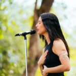 Francisca Valenzuela Instagram - piano, mi voz y las voces de ustedes 💖 🎹bello concierto en parque o higgins de santiago para día de la mujer gracias muni de santiago y gracias @denissemalebran y @_natisu compañeras y colegas que quiero y admiro x cantar conmigoo fotitos x @leysofotografia y @frafractal