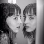 Francisca Walker Instagram – Sesión de la seca @natalia_photo para una expo digital de @tm_lascondes llamada “Frente al Espejo” 
🖤 Ese momento en que nos miramos al espejo antes de salir a escena… pero ya no somos los mismos