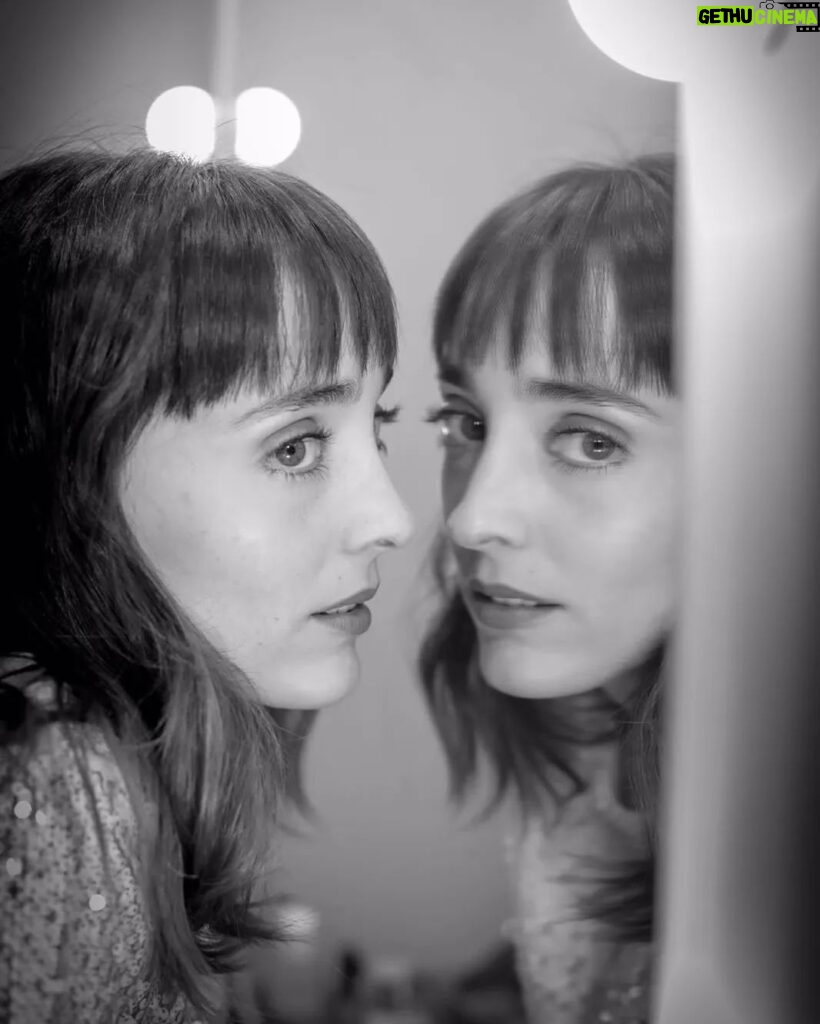 Francisca Walker Instagram - Sesión de la seca @natalia_photo para una expo digital de @tm_lascondes llamada "Frente al Espejo" 🖤 Ese momento en que nos miramos al espejo antes de salir a escena... pero ya no somos los mismos