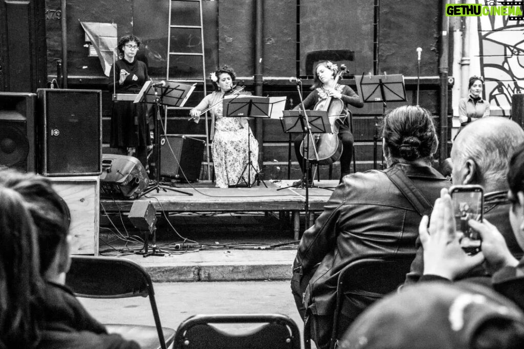 Francisca Walker Instagram - ¡Que hermoso estuvo la celebración del Dia Nacional del Teatro! Gracias al Sindicato de Actrices, Actores, Trabajadoxs de las Artes Teatrales - SIDARTE El 11 de Mayo, conmemoramos el natalicio de Andrés Pérez Araya, director, actor y dramaturgo nacional. A modo de homenaje a su labor teatral se crea el Día Nacional del Teatro en Chile. Fue un encuentro lleno de artistas de diversa índole: Teatro Lambe Lambe Papo Ditrans. Actor y Músico Il Vittorio Actor Lulo Arias / LeguaYork Cantautor, Chinoy, nuestro colectivo experimental músicas de Violeta Parra: thereminista Agnes Paz, chelista Catalina Gozález, violista Natalia Hidalgo Homenaje y yo en la voz. En la poesía, actor Mario Lorca. Obra de Teatro Mi Fuego. cía. La Patriótico Interesante frontis Sindicato SIDARTE Obra de Teatro “El Inicio” cía. Su Versión (Teatro SIDARTE) 📸Fotografías: Manuela Martinoya 🎬Productora de cine POETASTROS ... #VOLVERAENCONTRARNOS #NOSVEMOSENSIDARTE #DIANACIONALDELTEATRO #CULTURAS #ARTES #PATRIMONIOS #TERRITORIOS #COMUNIDADES #CHILE #SIDARTE #SINDICATO