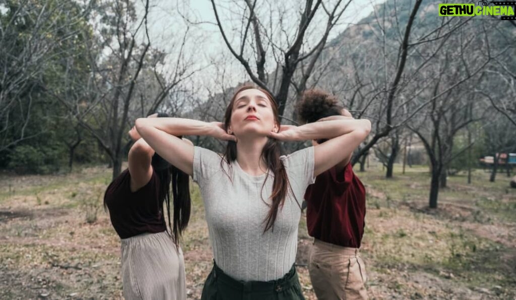 Francisca Walker Instagram - De cuando bailábamos en el bosque 🌳 con mis hermanas hermosas y admiradas @amara_cpb y @cinthiaperezs 🧡💛💚 Para el dancefilm #kibba del eternamente creativo @kaio_visual @kaio_art