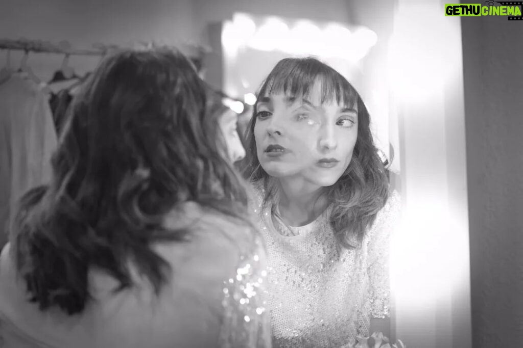 Francisca Walker Instagram - Sesión de la seca @natalia_photo para una expo digital de @tm_lascondes llamada "Frente al Espejo" 🖤 Ese momento en que nos miramos al espejo antes de salir a escena... pero ya no somos los mismos