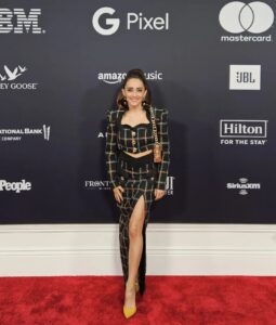 Francisca Walker Instagram - De piquero de vuelta al set!! (Y a una taza de café 😅) Aquí la fotito de rigor de los Grammy (gracias @fronterawine ), mi look de la mano de puros talentosos hermosos. Traje @nicolettavalentina (te mueres todo lo que me lo piropearon!!) Maquillaje @tereirarrazabal Hairstyle @luchitoandres ❤️