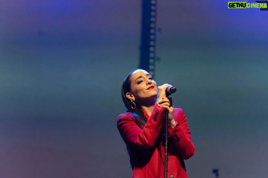 Francisca Walker Instagram - Que hermoso estuvo!! Gracias a todos los que fueron parte de este concierto "Homenaje a The Beatles" en beneficio a las víctimas de los incendios de Viña. Gracias a @culturacap y @teatro_nescafe por darnos el espacio para poder ayudar desde lo que sabemos y amamos hacer con todo el 🖤. Todavía falta para que nuestra Quinta Región se vuelva a poner de pie #leydeincendios y no dejemos de colaborar. 📸 @alejandrocif