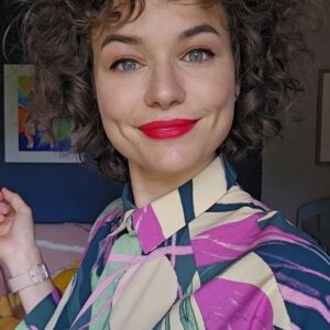 Frankie Ward Instagram - BIG HAIR FOR BIG HOSTIN'

Last day on #GamechangersEMEA and my last desk host of the Summer. - got a podcast rec on site at #IEM and then I'm taking a short TO for the rest of August.

As this is makeup for camera there's a long list of what I used below... (no I don't use as much when I'm not working!!!)

Dress is @monki

Today I'm wearing @lisaeldridgemakeup velveteen lip in "Ribbon" (#gifted), @diorbeauty forever matte foundation, forever concealer and Diorshow mascara, @patmcgrathreal eyeshadow in "Statuesque" with a liquid liner from @beautypie and the Bridgerton Blush palette. Bronzer is @lorealparis Infallible. Also remembered my eyebrows today - yay me - so used a @sleekmakeup brow pencil

For hair I used @miss_jessies Quick Curls with @hershesons Zoosh foam on the ends while still wet and after airdrying I used @kristin_ess Working Texture Spray to give it oomph. Lovely seeing my curls actually come back now most of the baby hormone screwed lengths (a weird straightened fuzz) have mostly been cut away, although there's still some dodgy bits to grow out and get rid of.

#broadcasting #makeup #makeover #curlyhair #naturalcurls #redlip #monkistyle