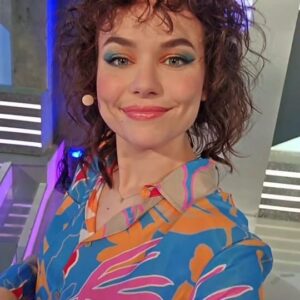 Frankie Ward Instagram - Thanks to @_madelaine.makeup_ for my makeup on @lecofficial Monday!

Outfit was given to me by @alphatauri (Red Bull clothing line) so technically #gifted

Had a lovely time in the studio - lots of different faces on the analyst desk, including an actual plant. Only my second time desk hosting @lecofficial and very much just keeping the seat warm, so big thanks to all involved.

#esports #lec #leagueoflegends #studio #makeover