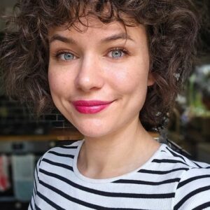 Frankie Ward Instagram - My hair has been all over the shop since having Aoife the Baby - the texture has been unworkable and I've tried so many different things to make it better. Now the curls are coming back which is really exciting but the flat ends were not cute. So the only solution is to cut them loose and go short and it let grow again, so that's what my go-to hairdresser @salmasir, founded of @hehco_london did!

#curlyhair #shortcurls #transition #makeover #hairstyling