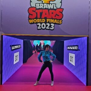 Frankie Ward Instagram - It's day one of the @brawlstars #BSWF23 - wearing @beyondretro vintage shirt with @alphatauri trousers and boots by @thisiswhistles. Makeup by @agaadamczykmakeupcommando

#esportsfashion #ootd #stagehost #dreamhackwinter #brawlstars #mobilegaming
