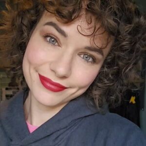 Frankie Ward Instagram - Tried doing a look without bronzer but I miss the bronzer... ANYWAY, it's getting dark which means going a bit earthier with the red lip. Was lucky enough to get #gifted the @lisaeldridgemakeup Velvet Jazz Lipstick and matching lip liner (which is also a great match for @pmglabsmua shade Vendetta), which I'm wearing here with the Liquid Lurex eyeshadow in Titania, Seamless Guide Eye pencil in Rennasiance Gold (waterline) and Seamless Skin Foundation in 10.

Concealer is - as always - @diorbeauty Forever Skin, and Blush is from the Pat Mcgrath Labs Bridgerton Palette. Mascara is @tartecosmetics tubing mascara which is one of my favourite finds this year - my oily eyelids mean I need a tubing formula. Skin is set by @lauramercier Setting Powder (loose). I think it's a bit heavy for me so will probably go for something pressed next time.

Eye pencil is by @sephorauk - ya don't need to be spending loads on one IMO and brow gel is from @beautypie 

This is a look I've slapped on for my Twitch stream - twitch.tv/frankie so basically I'm wearing more makeup than day-to-day, but that makes it worth posting. I don't do 'Instagram face' because I need to be able to leave the house though!

Also, yeah I look MEGATIRED. Hormones and an allergic reaction to an eye cream will do that...

#beauty #transition #makeuplook #redlip #lisaeldridgemakeup