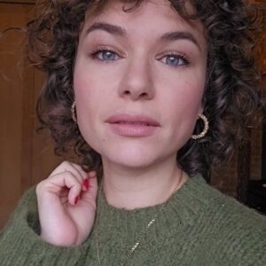 Frankie Ward Instagram - Lil' makeover reel as I got #gifted some treats by @lisaeldridgemakeup yesterday including the Liquid lurex eyeshadow in Titania, lip pencil in Fawn and Seamless Skin Foundation in no.10. Waterline lined with the eye pencil in Burnt Umber and under lower lashline in Renaissance Gold. Also prepped the skin with her new Seamless Skin hydrating mist.

Also wearing @milkmakeup bronzer (not sure on colour as I had to decant it into a pot after the packaging broke), @pmglabsmua Bridgerton Palette blusher, @charlottetilbury Matt Revolution Lipstick in Pillow Talk, plus @beautypie brow gel and their pressed setting powder.

Nail polish is shade A List by @essie and jumper dress is @topshop. Locket necklace was my grandma Beryl's. Earrings I can't remember but maybe @accessorize?

#lisaeldridgemakeup #makeover #style #autumnstyle