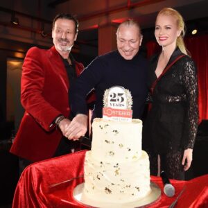 Franziska Knuppe Instagram - Celebrating 25 years of @losteria.de ♥️💋✨

together with Klaus Rader,  Friedemann Findeis and John Schlüter 
Thank you for having me🥰

Thank you @phoeberocchi @rocchipr 😘✨
wearing @boscana_official @aignermunich
©️photo: Agency People Image / Michael Tinnefeld