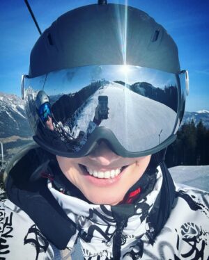 Franziska Knuppe Instagram - This time of the year ♥️💋❄️✨🎿

@bettina.zimmermann 
wearing @sportalm_kb #skioutfit @aignermunich #bag
@stanglwirt