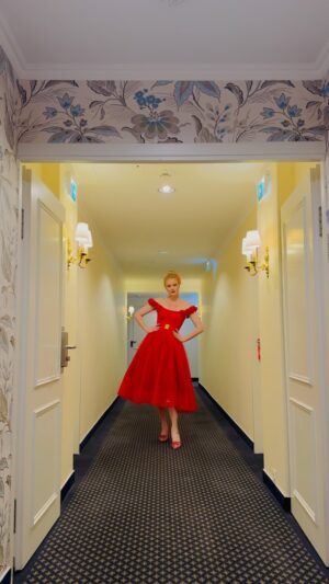 Franziska Knuppe Instagram - Flower Power ♥️🌺💋💃🏼🌹
… ready for the Opera Ball in Hannover
@mercedesbenz_de 
wearing @pronovias #reddress 
styling, hair and makeup by me
#bag by @aignermunich