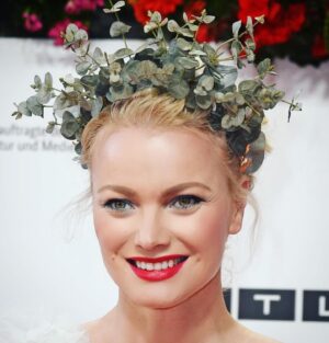 Franziska Knuppe Instagram - Red Carpet @filmpreis ♥️💋✨

wearing Atelier @pronovias 
#hairpiece #flowers by me
make up by me 
#deutscherfilmpreis #lola
Photos by @gettyimages @franziskakrug_getty