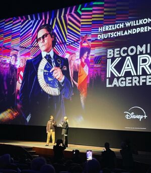 Franziska Knuppe Instagram - Becoming Karl Lagerfeld Premiere in Berlin ♥️💋✨
Ab dem 7. Juni auf  @disneyplusde 

Absolut sehenswert mit  @thedanielbruhl als Karl Lagerfeld und @sunnyi_melles als Marlene Dietrich ♥️

Danke an @disneydeutschland für den wundervollen Abend. ✨
@christianearpvogue @fashioncouncilgermany @rosa.toledano